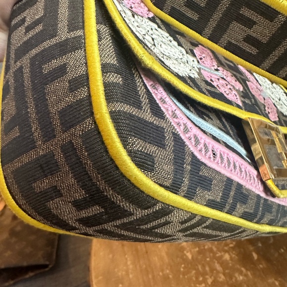 Fendi Zucca Floral Embroidered Baguette Medium - Picture 5 of 16